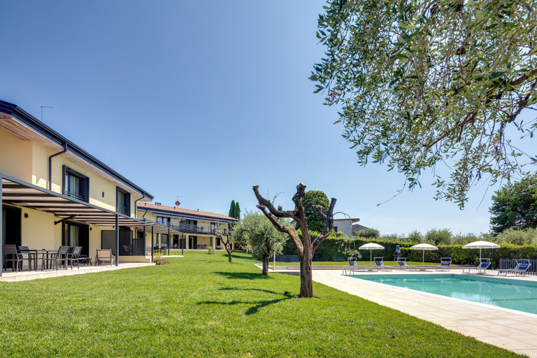 Outdoor pool 3, Oleandro Holiday Apartments, Verona