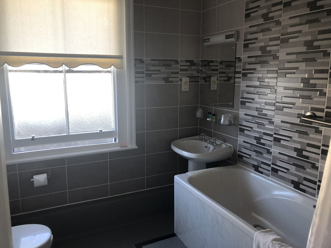 Bathroom 4, New Holmwood Hotel, Isle of Wight