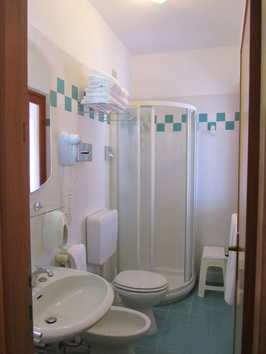 Bathroom 5, Hotel Montemerlo, Livorno