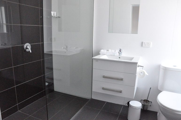 Bathroom 3, Queens Head Hotel, Hobart