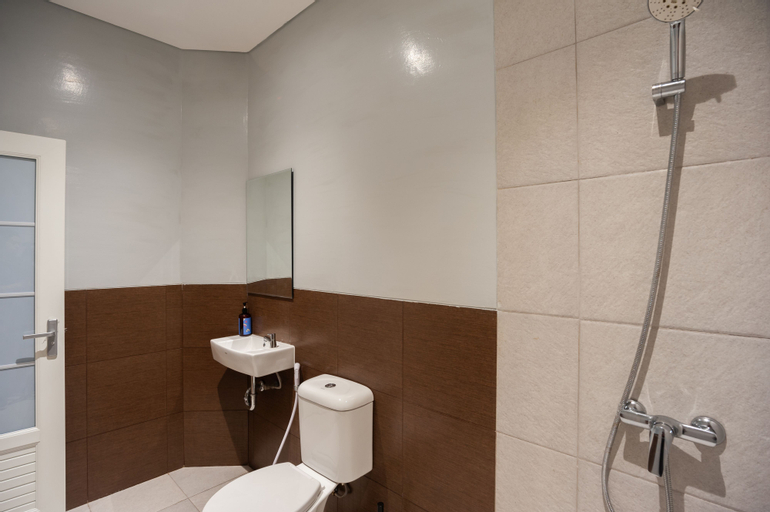 Bedroom 4, Urbanview Hotel Groovy Inn Tangerang, Tangerang