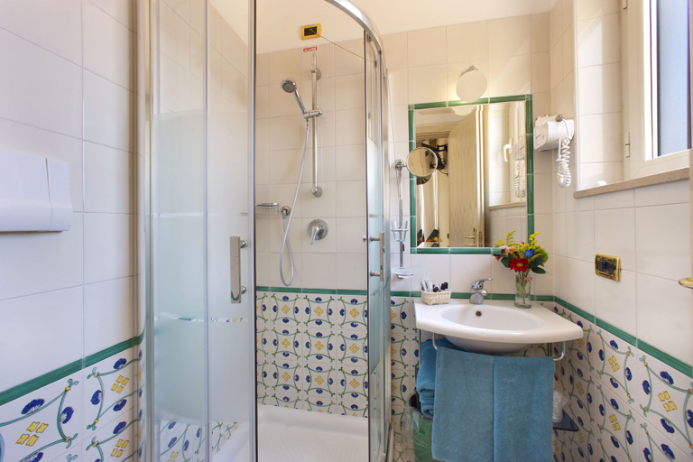 Bathroom 4, Hotel Del Mare, Napoli