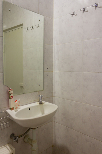Bathroom 4, Capital O 989 Audah Guesthouse Syariah, South Jakarta