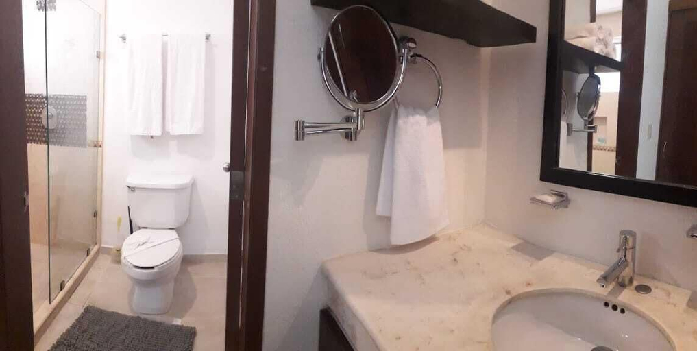 Bathroom 4, Gaviotas II Condo Hotel, Cozumel