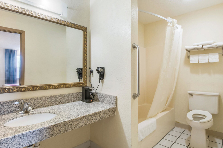Bathroom 4, Econo Lodge Cloverdale, Putnam