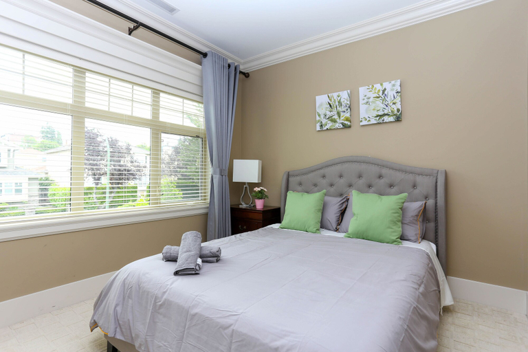 Bedroom 3, Grand 4 Bedroom Vacation House near Vancouver Downtown, Greater Vancouver