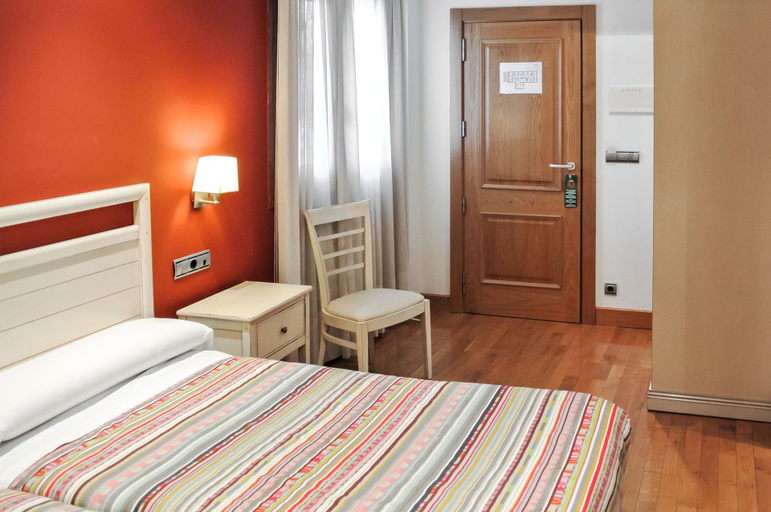 Bedroom 4, Hostal y Albergue Haizea - Hostel, Navarra