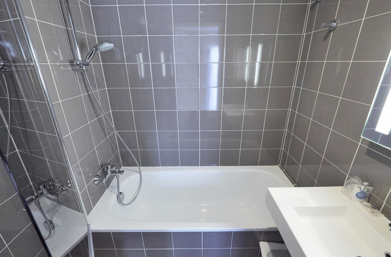 Bathroom 4, Kyriad Brest Centre, Finistère