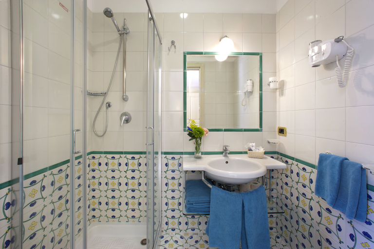 Bathroom 4, Hotel Del Mare, Napoli