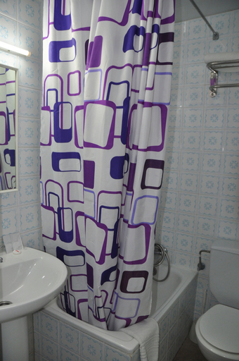Bathroom 3, Pensión El Amigo, Girona
