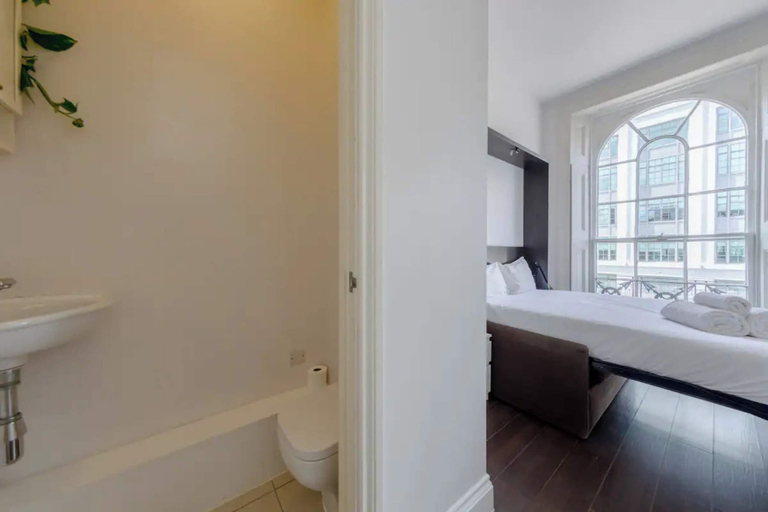 Bathroom 3, Incredibly Located Studio Flat - Camden Town, London