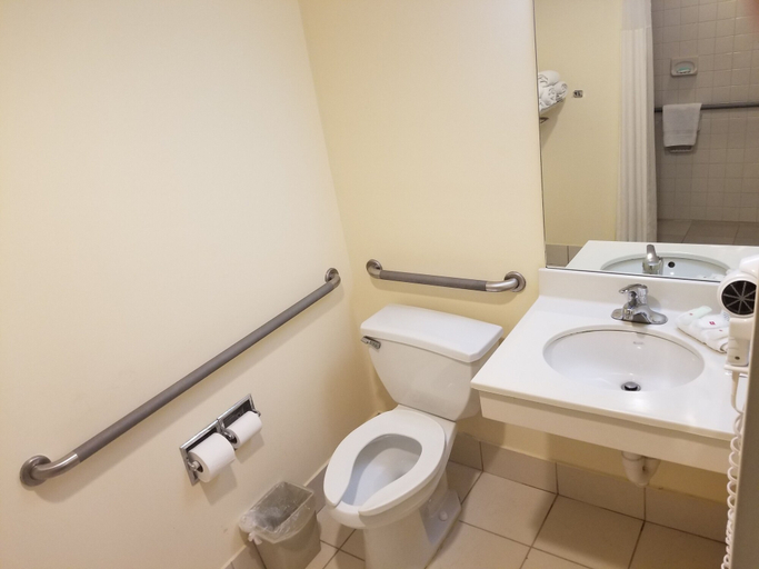Bathroom 4, Clarion Hotel Somerset - New Brunswick, Somerset