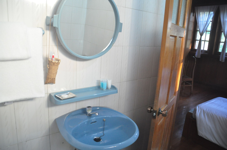 Bathroom 4, Hillock Villa, Taunggye