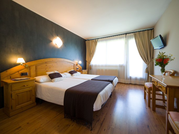 Bedroom 4, Hotel de Montaña El Mirador, Huesca