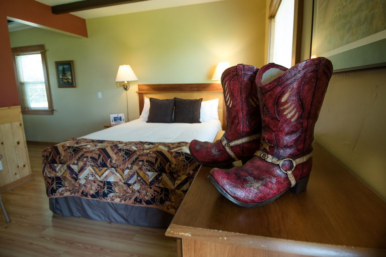 Bedroom 4, The Islander Inn, Lake