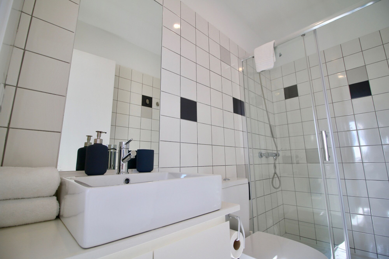 Bathroom 4, Lapa 32, Porto