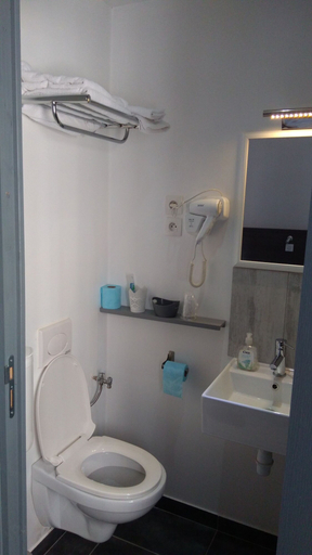 Bathroom 4, Mauguio Center Hôtel, Hérault