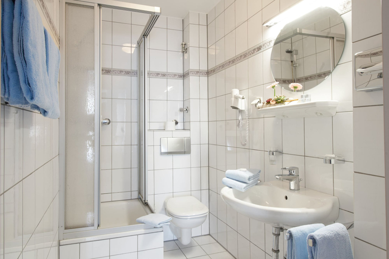 Bathroom 4, Hotel Zum Eisenhammer, Oberhausen