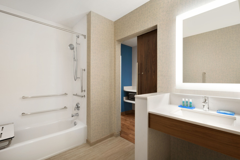 Bathroom 5, Holiday Inn Express & Suites CINCINNATI SOUTH - WILDER by IHG, Campbell