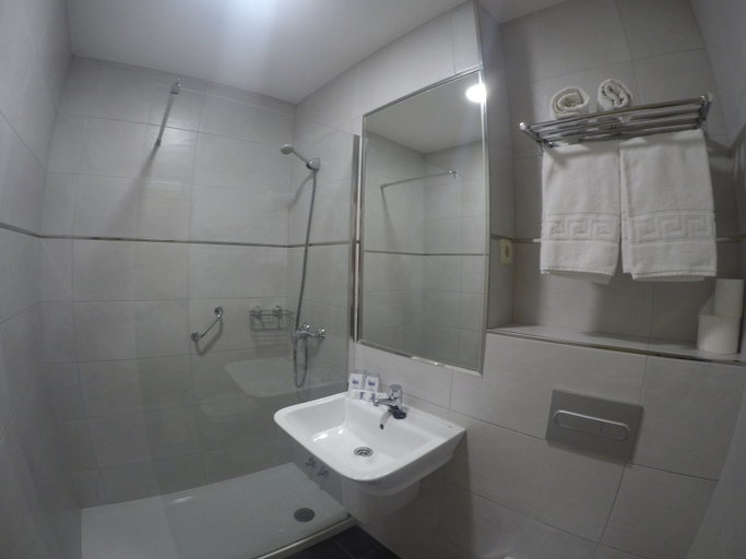 Bathroom 4, Hostal El Pilar, Madrid