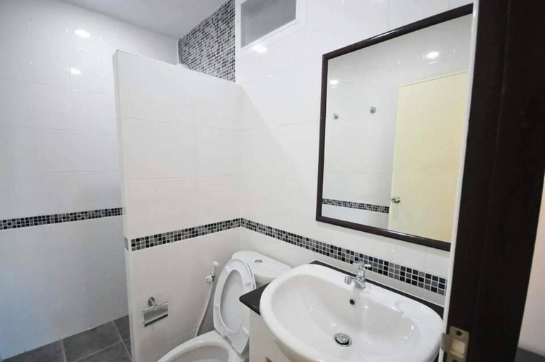 Bathroom 3, Baan Warddaw Guesthouse, Hua Hin