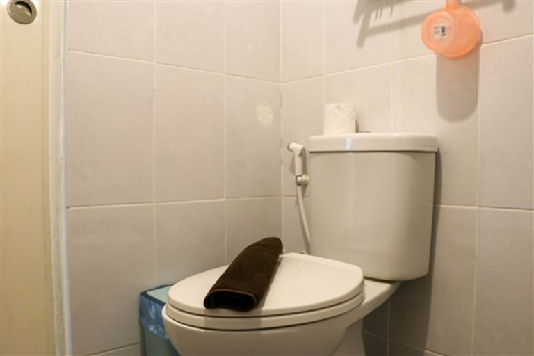 Bathroom 5, Spacious and Cozy Studio Tokyo Riverside PIK 2 Apartment By Travelio, Tangerang