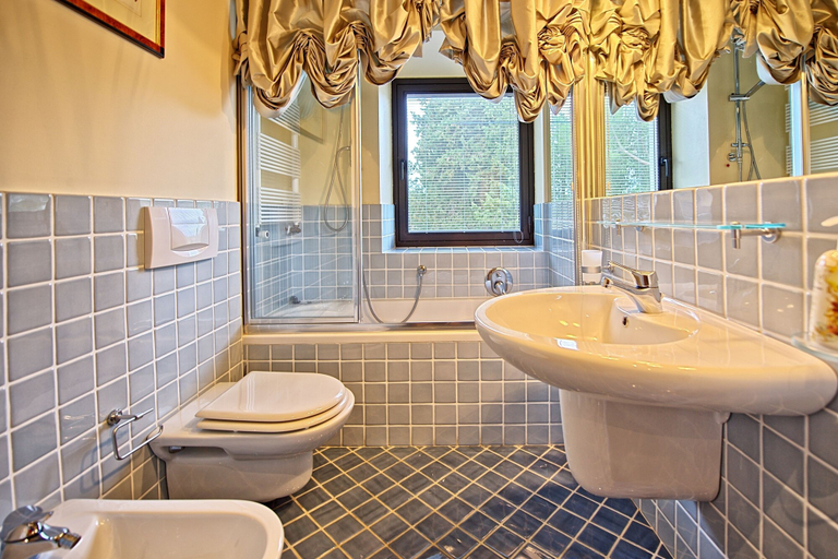 Bathroom 5, Campoli, Florence