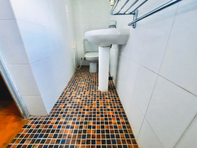 Bathroom 4, Hotel Dorset, Negombo