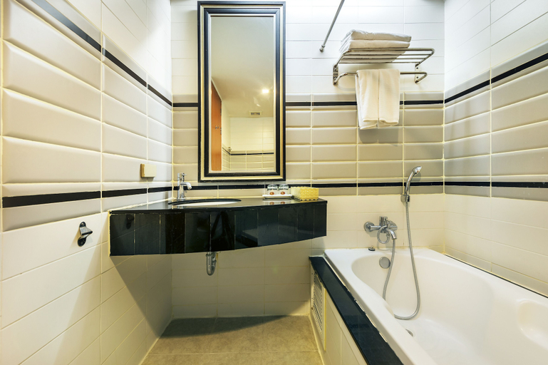 Bathroom 5, Thamrongin Hotel, Bangkok Noi