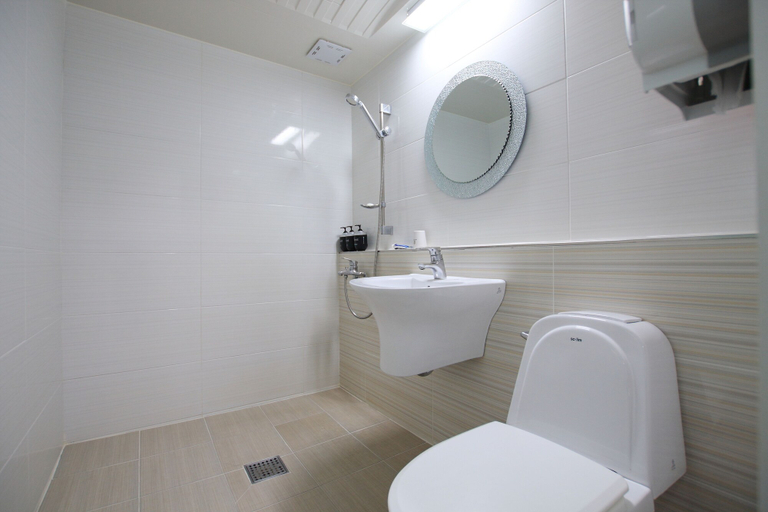 Bathroom 5, Hotel Valentine, Gyeongju