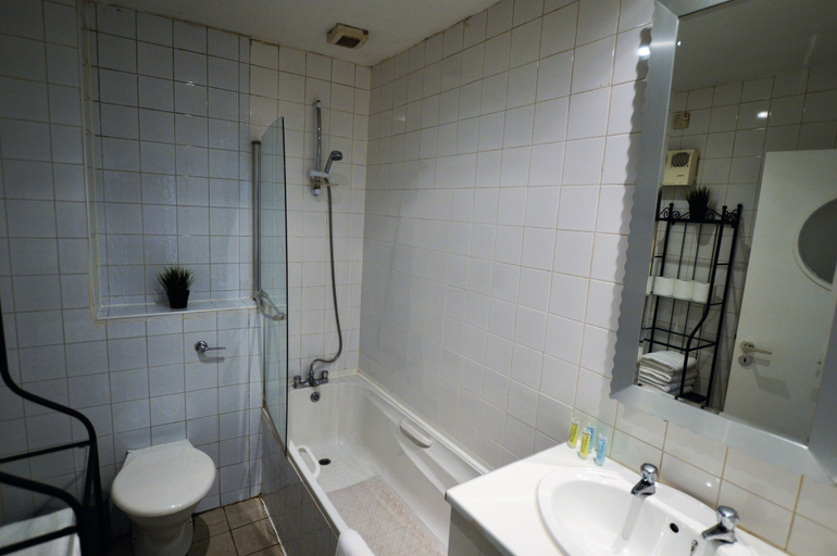 Bathroom, MetroStays - Stephen's Green 7-2, Dublin