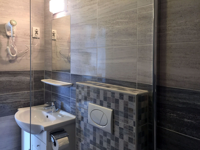 Bathroom 3, Hotel Aqua, Komárom