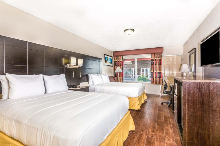 Bedroom 4, Econo Lodge Inn & Suites, Miami-Dade