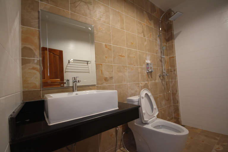 Bathroom 3, Lanta Lapaya Resort, Ko Lanta