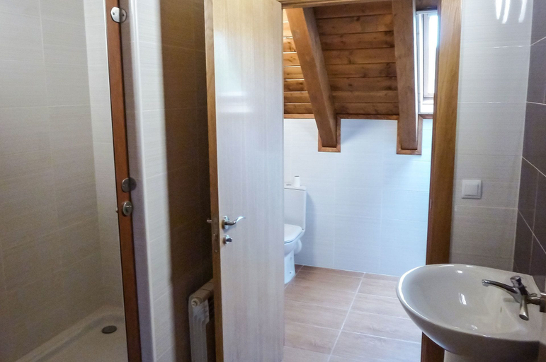 Bathroom 5, Hostal y Albergue Haizea - Hostel, Navarra
