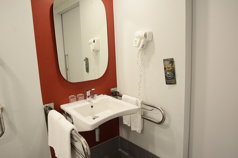 Bathroom 5, ibis Bangkok IMPACT, Pak Kret