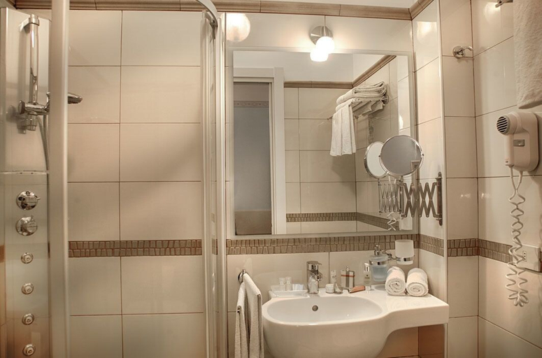 Bathroom 4, Hotel Cadiz, Rimini