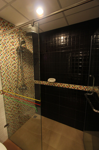 Bathroom 5, Camelot Hotel Pattaya, Pattaya