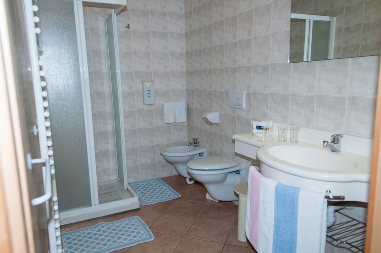 Bathroom 4, Albergo Monteverde, Trento