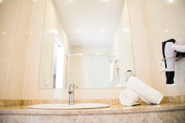 Bathroom 3, Apartamentos Nisa, Sevilla