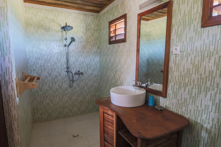 Bathroom 4, Cap Kimony, Menabe