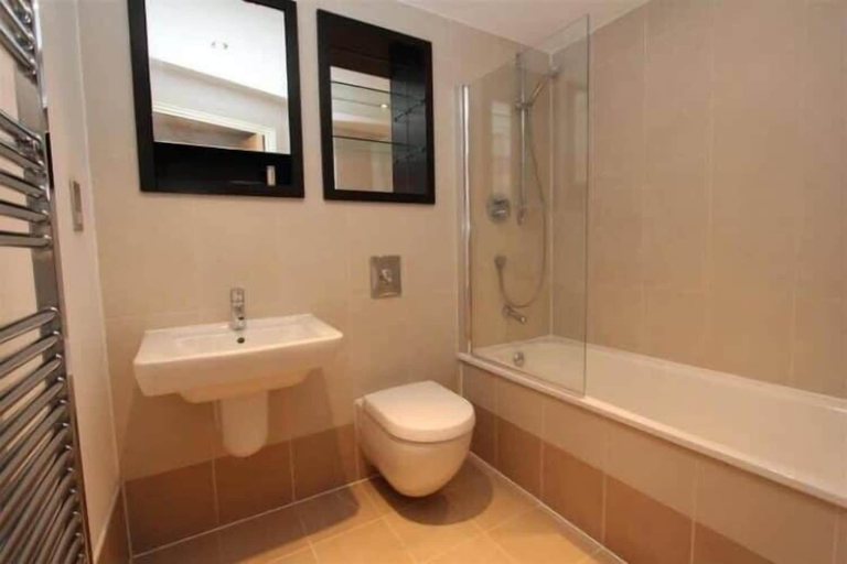 Bathroom, Modern Deluxe Leeds City Apt Balcony View, Leeds