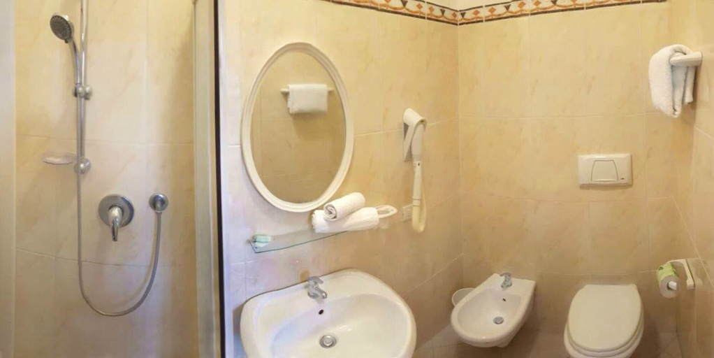 Bathroom 3, Hotel Prestige, Rimini