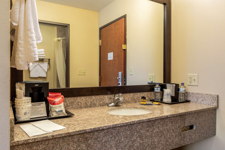 Bathroom 5, Best Western Plus Red River Inn, Donley