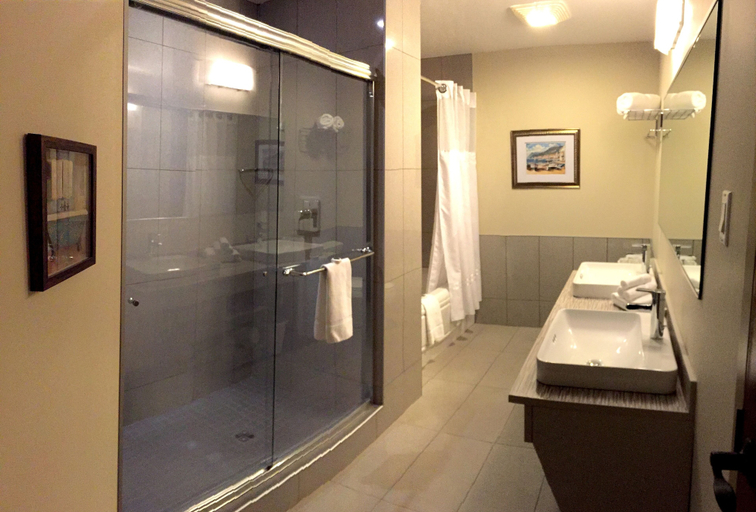 Bathroom 4, Château Arnaud, Sept-Rivières--Caniapiscau