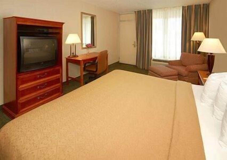 Bedroom 4, Rodeway Inn, Henry