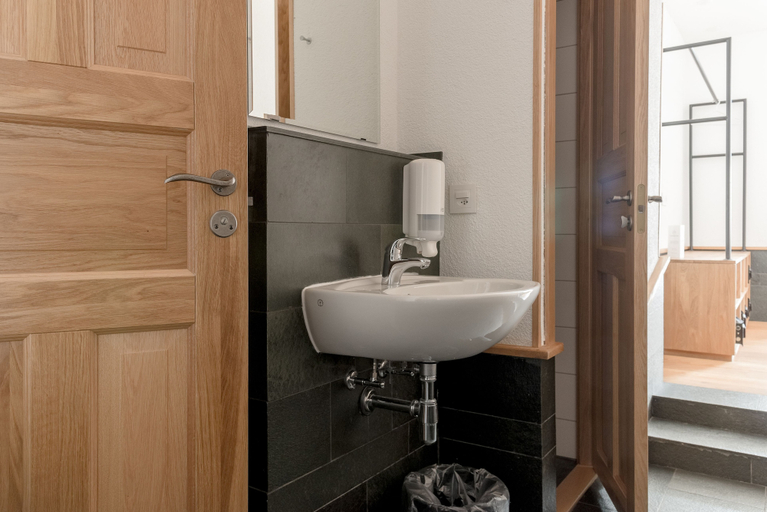 Bathroom 5, GRAND your home with common kitchens with self check-in, Obwalden
