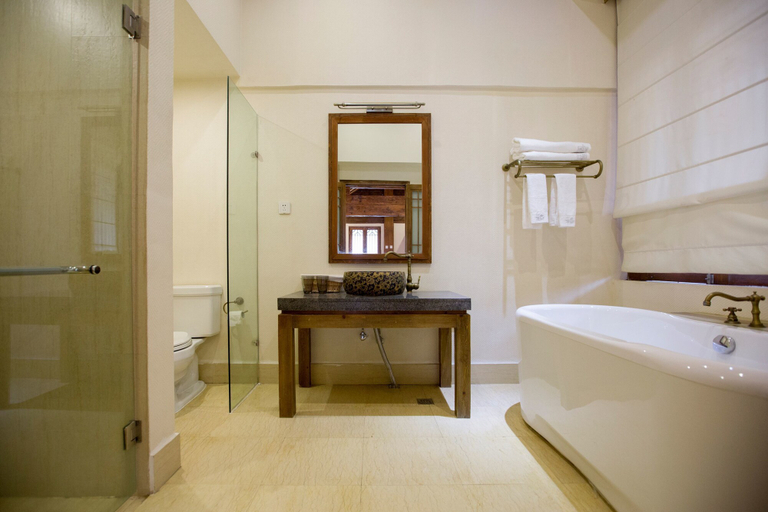 Bathroom 5, Songshi Guqin Inn, Lijiang