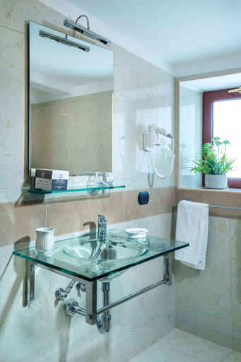 Bathroom 5, Hotel San Luca, Salerno