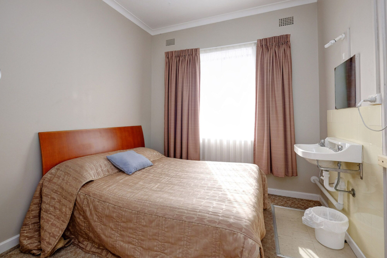 Bedroom 4, Lakes and Ocean Hotel Forster, Great Lakes